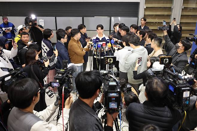 미국프로야구 메이저리그(MLB) 월드시리즈에서 우승한 로스앤젤레스 다저스의 김혜성이 6일 인천국제공항을 통해 귀국해 취재진의 질문에 답하고 있다. 사진 | 인천국제공항=연합뉴스