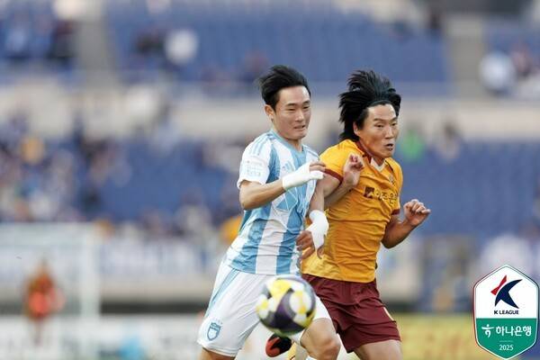 울산HD엄원상과 광주FC 심상민이 22일 광주월드컵경기장에서 치러진 광주와의 하나은행 K리그1 2025 37라운드 경기에서 경합 중이다. /사진=한국프로축구연맹