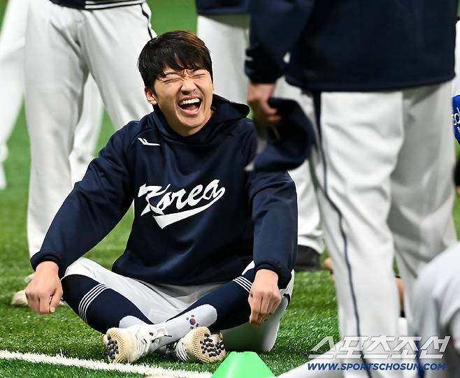 대한민국 야구대표팀이 11일 고척스카이돔에서 훈련을 가졌다. 박해민이 워밍업 중 웃음을 터뜨리고 있다. 고척=허상욱 기자wook@sportschosun.com/2025.11.11/