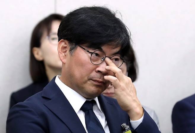 정순신 변호사의 아들 정씨는 2017년 강원도 소재 자율형사립고 재학중 동급생에게 심각한 수준의 학교폭력을 저질러 2019년 초 강제 전학 조치를 받고 서울로 전학한 후, 2020학년도 서울대 정시 수능 위주 전형에 응시해 철학과에 합격했다. 사진은 정 변호사가 국회에서 열린 교육부 등 국정감사에 참석해 안경을 고쳐 쓰는 모습. 2023.10.11/뉴시스