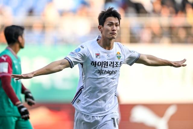 ▲ 강원FC 박상혁이 22일 대전월드컵경기장에서 열린 대전하나시티즌과 하나은행 K리그1 2025 37라운드 맞대결에서 동점골을 터트린 뒤 세리머니를 펼치고 있다. 강원FC 제공