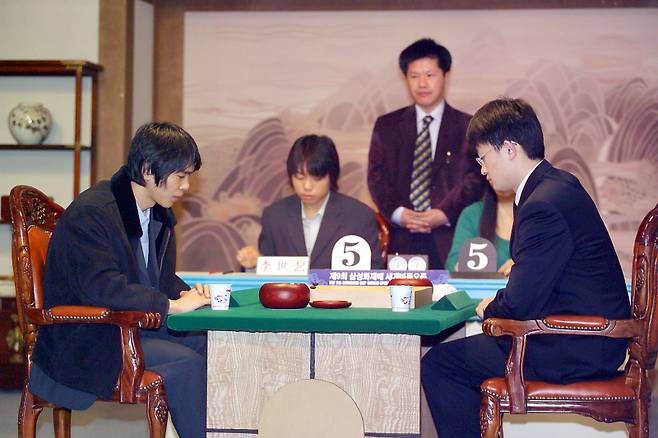 이세돌 9단(왼쪽)이 중국 왕시 9단을 제압하고 2004년 제9회 삼성화재배 정상에 올랐다. 한국기원 제공