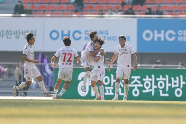 수원FC의 이재원이 22일 안양종합운동장서 열린 FC안양과 K리그1 37라운드 원정 경기에서 선제골을 넣고 팀 동료들과 기쁨을 나누고 있다. 한국프로축구연맹 제공