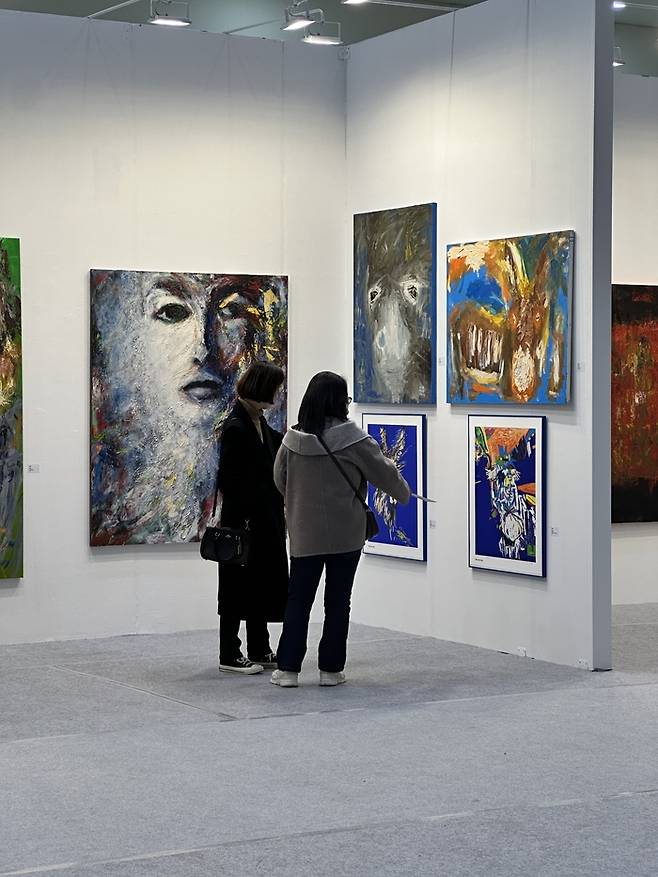 인천아트쇼에서 전시하고 있는 박신양 작가 작품들 / 사진=권효정 여행+ 기자