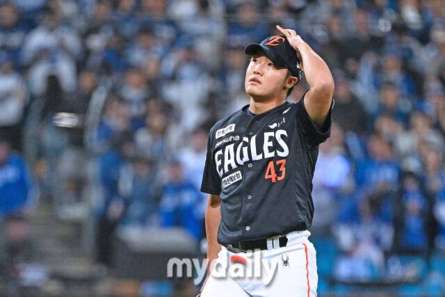 22일 대구 삼성라이온즈파크에서 열린 '2025 신한 SOL BANK KBO 포스트 시즌' 삼성 라이온즈와 한화 이글스 플레이오프(PO) 4차전 경기. 한화 선발 정우주가 1회 수비를 하고 더그아웃으로 들어서고 있다./마이데일리