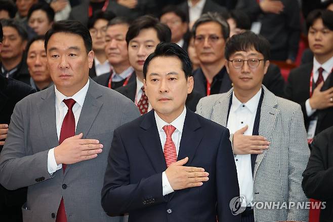 (서울=연합뉴스) 류영석 기자 = 국민의힘 장동혁 대표가 20일 서울 강남구 SETEC컨벤션센터에서 열린 2025 전국 당협 사무국장 직무연수 및 성과공유회에 참석해 국기에 경례를 하고 있다. 2025.11.20 ondol@yna.co.kr 연합뉴스