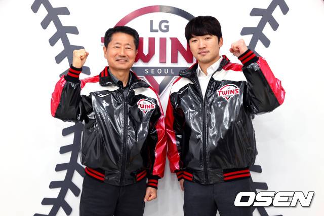 김인석 LG스포츠 대표이사와 박해민이 21일 FA 계약을 마치고 함께 인증샷을 찍고 있다. / LG 트윈스 제공