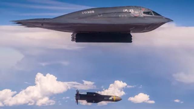 미 공군 스텔스 폭격기 B-2가 무게 약 13톤에 달하는 벙커버스터(GBU-57)을 투하하는 장면. 사진 제공=미 공군