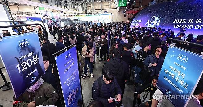 2025 지스타 긴 대기줄 (부산=연합뉴스) 손형주 기자 = 13일 오전 부산 벡스코에서 개막한 국내 최대 게임쇼 2025 지스타에서 관람객들이 게임을 즐기고 있다. 지스타는 오는 16일까지 총 44개국, 1천273개사, 3천269부스 규모로 열린다. 2025.11.13 handbrother@yna.co.kr