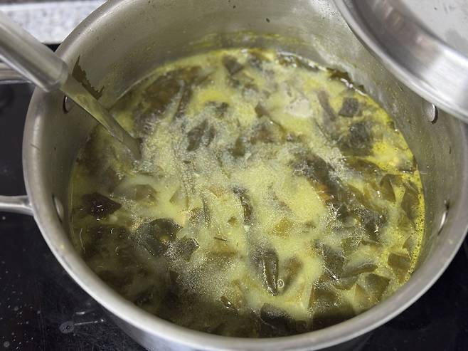 뽀얗게 푹 고아진 미역국