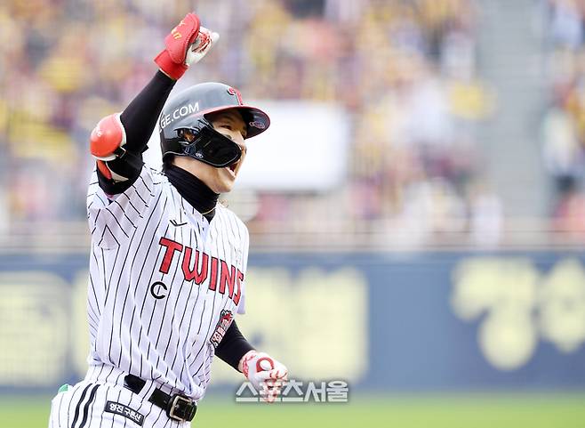 LG 박해민이 26일 잠실구장에서 열린 2025 KBO리그 한화와 한국시리즈 1차전 5회말 무사 한화 선발투수 문동주를 상대로 솔로 홈런을 친 뒤 베이스를 돌고 있다. 잠실 | 박진업 기자 upandup@sportsseoul.com