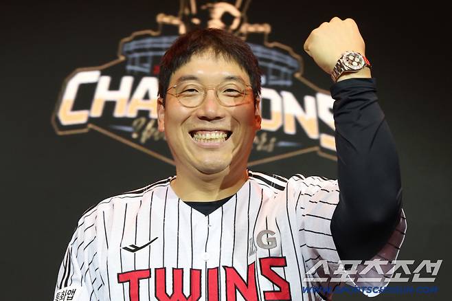 한국시리즈 MVP 김현수가 롤렉스 시계를 찬 팔을 들어올리고 밝게 웃고 있다. 사진제공=LG 트윈스