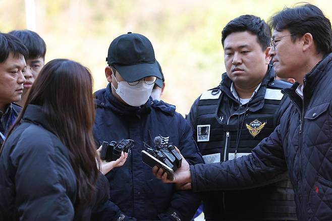 전남 신안 해상에서 무인도 충돌 사고를 낸 대형 여객선 퀸제누비아2호 일등항해사 A 씨(40)가 22일 전남 목포시 광주지방법원 목포지원에서 구속 전 피의자심문을 받기 위해 이동하고 있다. 2025.11.22 뉴스1