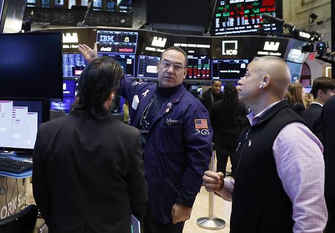 뉴욕 증시가 불안한 흐름 속에 이번 주 추수감사절 연휴를 맞는다. 지난 주 인공지능(AI) 관련주 매도세가 진정되는 기미를 보였지만 시장이 안정을 찾을지는 미지수다. UPI 연합
