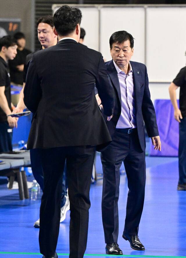 경기 후 김호철 감독과 강성형 감독이 인사하고 있다 / 한국배구연맹(KOVO)