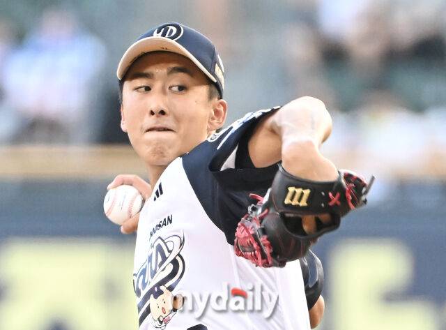 23일 오후 서울 잠실야구장에서 진행된 '2025 프로야구 KBO리그' 두산베어스와 KT위즈의 경기. 두산 선발투수 제환유가 역투하고 있다./마이데일리