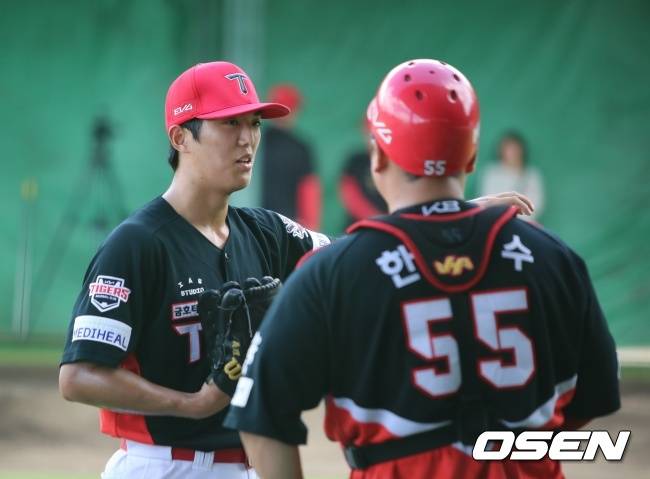 이의리가 불펜투구를 마치고 코치들과 이야기를 나누고 있다./KIA 타이거즈 제공