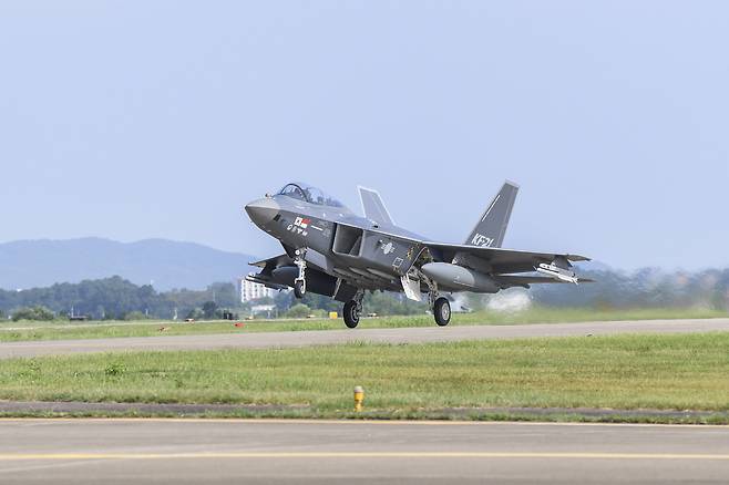 KF-21 시제기가 공대공미사일을 장착한 채 활주로에 착륙하고 있다. 세계일보 자료사진