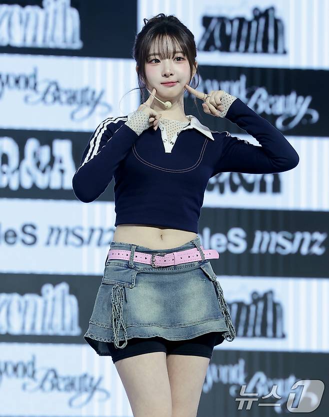 그룹 트리플에스(tripleS) 미소녀즈(msnz)의 zenith 정하연이 24일 서울 한남동 블루스퀘어에서 가진 새 앨범 'Beyond Beauty' 쇼케이스에서 포즈를 취하고 있다. 트리플에스 미소녀즈(msnz)의 moon은 설린과 지연, 소현, 카에데, 시온, 린으로, sun은 신위, 유연, 마유, 채원, 채연, 혜린으로 구성됐다. neptune에는 서연과 다현, 나경, 니엔, 코토네, 서아가, zenith에는 하연, 연지, 지우, 유빈, 주빈, 수민이 합류했다. 2025.11.24/뉴스1 ⓒ News1 권현진 기자