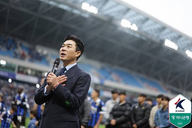 인천 윤정환 감독이 지난달 26일 우승을 확정한 뒤 팬께 감사 인사를 말하고 있다. 사진 | 한국프로축구연맹