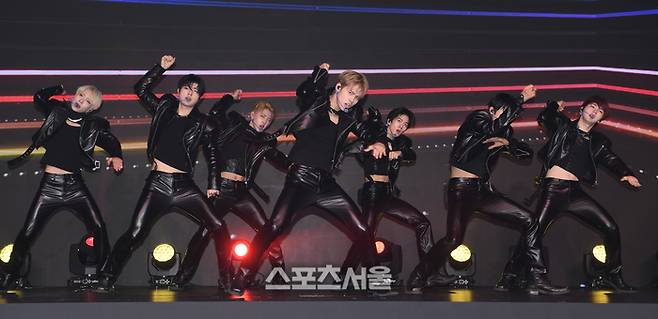 보이그룹 뉴비트가 24일 그랜드 하얏트 서울 호텔에서 진행된 ‘제17회 서울석세스대상’에서 문화부문 신인가수대상을 수상한 뒤 축하공연을 하고 있다. 사진 | 박진업 기자 upandup@sportsseoul.com