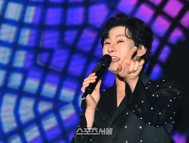 가수 강문경이 24일 그랜드 하얏트 서울 호텔에서 진행된 ‘제17회 서울석세스대상’에서 문화부문 대중문화대상을 수상한 뒤 축하공연을 하고 있다. 사진 | 박진업 기자 upandup@sportsseoul.com