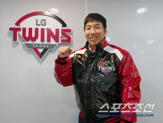 김현수가 2017년 12월 19일 LG와 4년 115억원에 계약했을 때의 모습. 사진제공=LG 트윈스