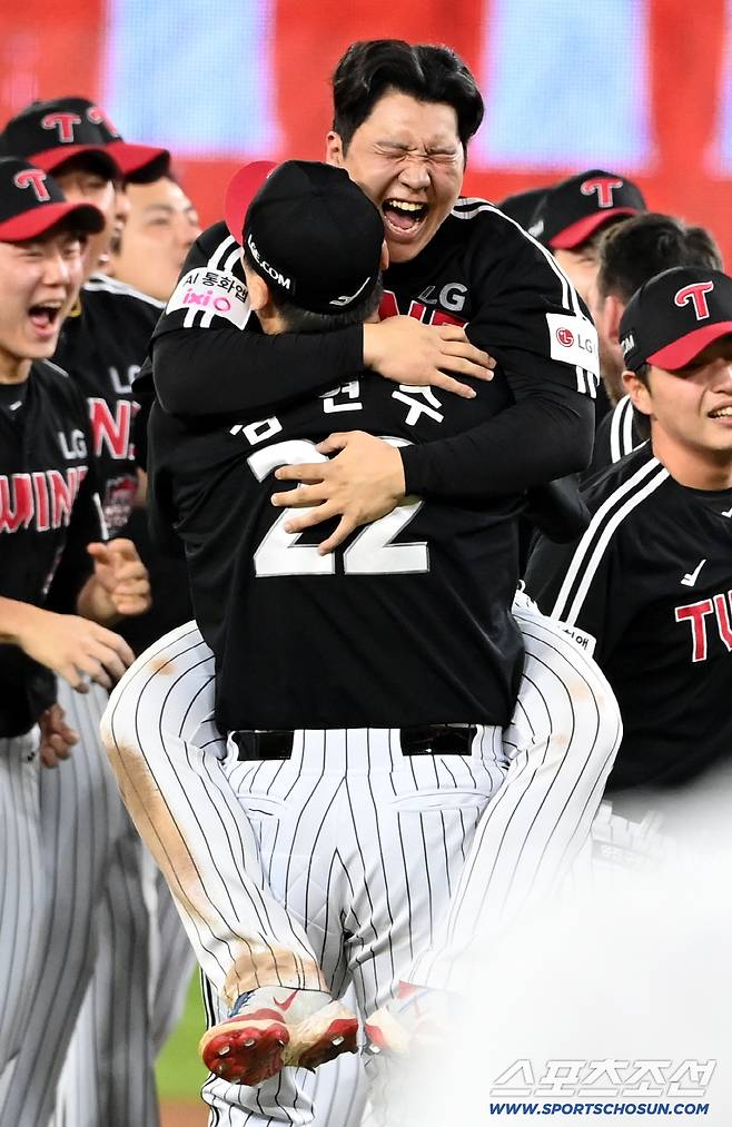 31일 대전 한화생명볼파크에서 열린 LG와 한화의 한국시리즈 5차전. LG가 승리하며 한국시리즈 우승을 차지했다. 김현수의 품에 안겨 기쁨을 나누는 문보경의 모습. 대전=허상욱 기자wook@sportschosun.com/2025.10.31/
