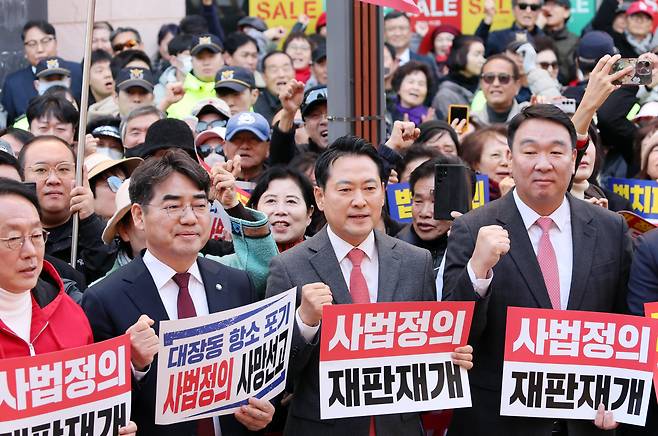 국민의힘 장동혁 대표와 최고위원, 지역 국회의원 등이 22일 부산 중구 광복로에서 열린 '민생회복 법치수호 부산 국민대회'에 참석, 이재명 정권을 비난하는 구호를 외치고 있다./뉴시스