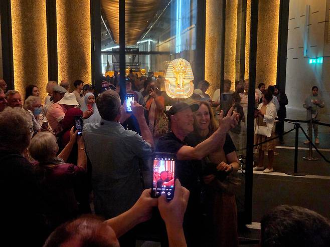 이집트 대박물관의 간판 유물인 투탕카멘 황금 마스크. 유리 진열장 속 불멸의 얼굴을 360도로 에워싼 관객들이 스마트폰을 들고 촬영하고 있다. /허윤희 기자