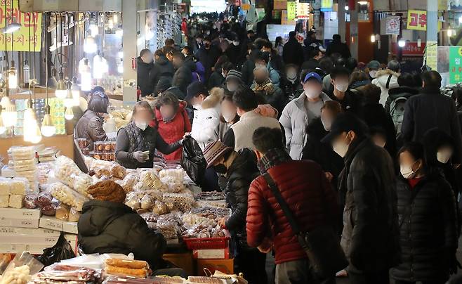광장시장 ‘바가지 논란’이 결국 일반 점포들의 3억 원대 손해배상 소송으로 번졌다. 상인회 이원화 구조 속에서 소비자 신뢰 하락과 상권 갈등이 심화되고 있다. 뉴스1