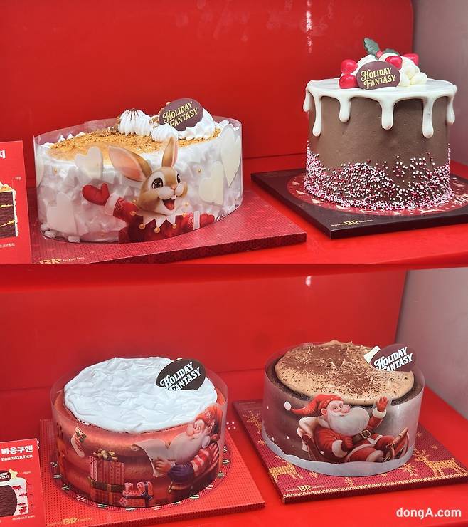 배스킨라빈스의 2025 크리스마스 케이크 대표 제품인 (왼쪽 상단부터 시계방향으로)‘골든 브륄레 판타지’, ‘초코 스모어 판타지’와 ‘스노우 바움쿠헨’ 2종. 윤우열 기자 cloudancer@donga.com