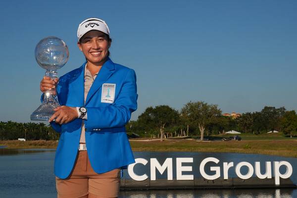 지노 티띠꾼이 24일(한국시각) 열린 미국여자프로골프(LPGA) 투어 시즌 최종전인 CME그룹 투어 챔피언십에서 우승한 뒤 기뻐하고 있다. 네이플스/AP 연합뉴스