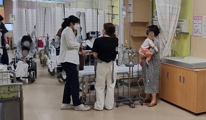 인하대병원 의료진이 소아응급구역을 찾은 환아의 상태를 살펴보고 있다. 인하대병원 제공
