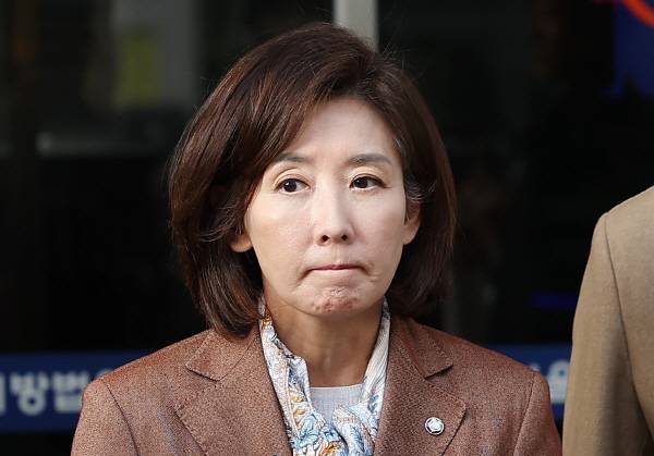 국민의힘 나경원 의원이 20일 서울 양천구 서울남부지방법원에서 열린 ‘국회 패스트트랙 충돌’ 1심 선고 공판을 마친 후 나서고 있다. 연합뉴스