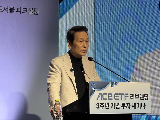배재규 한국투자신탁운용 사장이 24일 서울 여의도에서 열린 ‘ACE ETF 리브랜딩 3주년 세미나에서 설명하고 있다. 임성영 기자