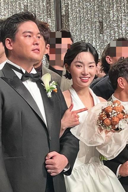 배우 이장우와 조혜원 결혼식에서 등장한 부케와 하객들에게 제공된 답례품이 화제다./사진=인스카그램 '부창제과'