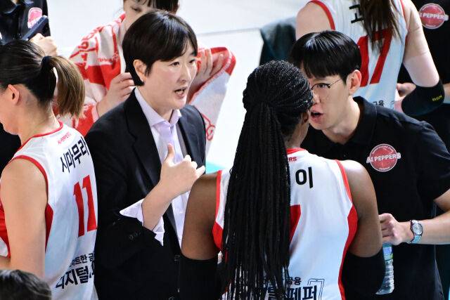 페퍼저축은행 장소연 감독이 조이에게 특별 지시를 하고 있다. / 한국배구연맹(KOVO)
