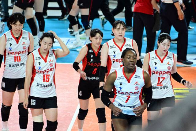 아쉽게 1세트를 내준 페퍼저축은행 선수들이 반대편 코트로 이동하고 있다. / 한국배구연맹(KOVO)
