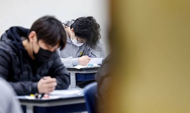 서울 종로구의 한 고등학교에서 수험생들이 시험 시작을 기다리고 있다. 연합뉴스