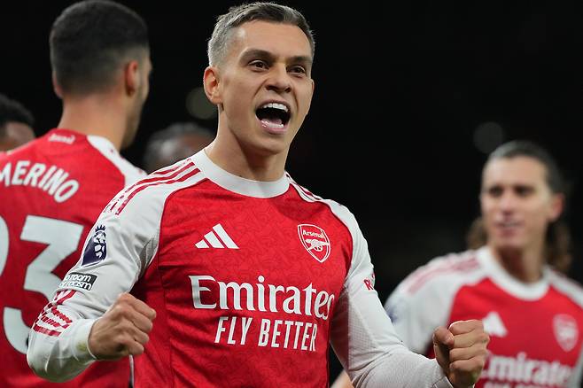 아스널 트로사르가 24일 토트넘전에서 선제골을 넣은 뒤 기뻐하고 있다. AP연합뉴스