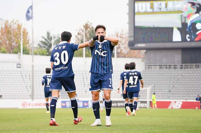 에울레르(가운데)가 지난 23일 오후 2시 목동종합운동장주경기장에서 열린 서울이랜드 대 안산 그리너스의 '하나은행 K리그2 2025' 39라운드 최종전에서 골 세리머니를 하고 있다. /사진=서울이랜드 제공