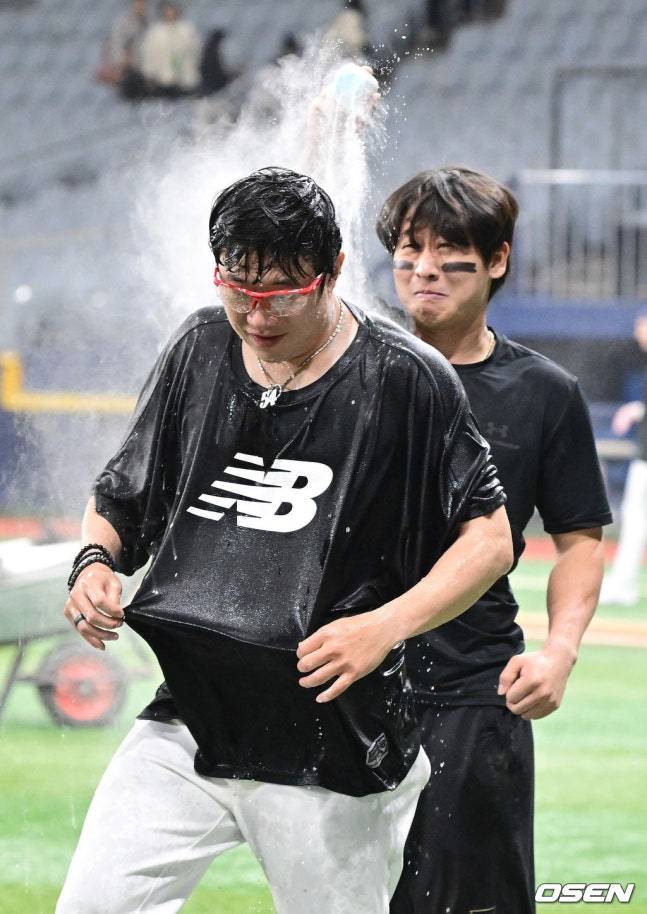 KIA 타이거즈 시절, 양현종(왼쪽)과 박찬호.