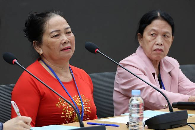 지난 6월 서울 여의도 국회 의원회관에서 열린 베트남전 인권침해 진실규명을 위한 국회 토론회에서 퐁니학살 피해 생존자인 응우옌티탄(왼쪽) 씨와 하미학살 피해 생존자인 응우옌티탄 씨가 학살 당시 상황을 증언하고 있다. (사진= 연합뉴스)