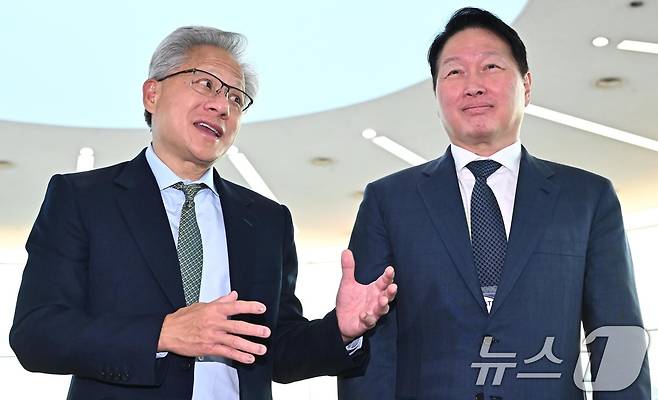 젠슨 황 엔비디아 CEO가 31일 경북 경주시 경주예술의전당에서 열린 아시아태평양경제협력체(APEC) CEO 서밋에 참석해 최태원 대한상의 회장과 환담 후 취재진의 질문에 답하고 있다. (공동취재) 2025.10.31/뉴스1 ⓒ News1 김민지 기자