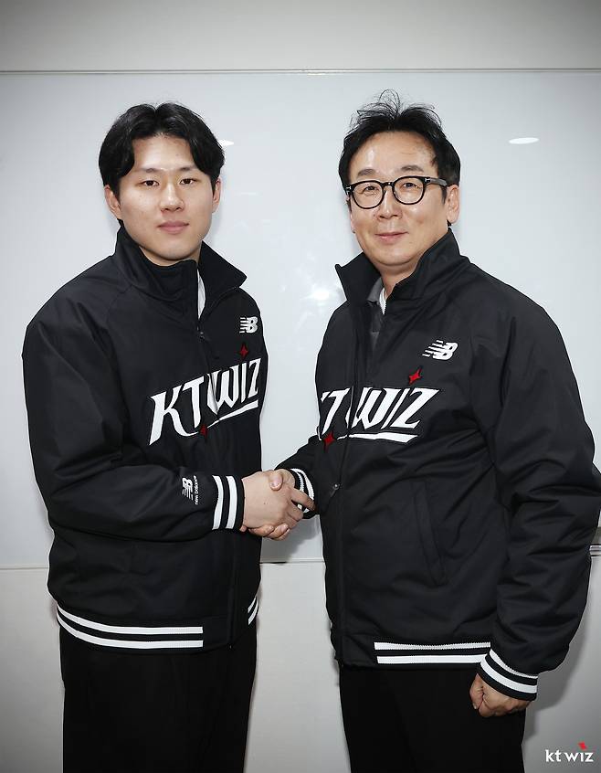 최원준(왼쪽)이 25일 KT 위즈와 FA 계약한 뒤 나도현 KT 단장과 기념 촬영을 하고 있다. (KT 제공)