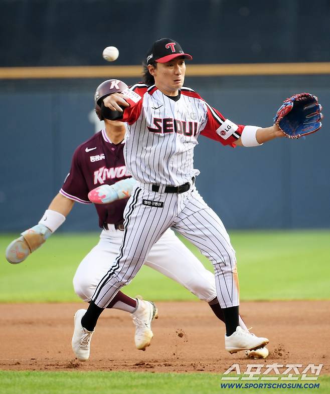 31일 잠실구장에서 열린 LG 트윈스와 키움 히어로즈 경기. 1회초 1사 1,2루 LG 신민재가 키움 이주형 타구를 처리하고 있다. 잠실=박재만 기자 pjm@sportschosun.com/2025.08.31/