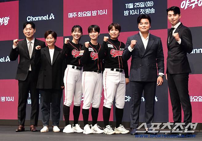 25일 신도림 더세인트 그랜드볼룸에서 채널A 예능 '야구여왕' 제작발표회가 열렸다. 포즈를 취하고 있는 야구여왕 출연진들. 신도림=송정헌 기자songs@sportschosun.com/2025.11.25/