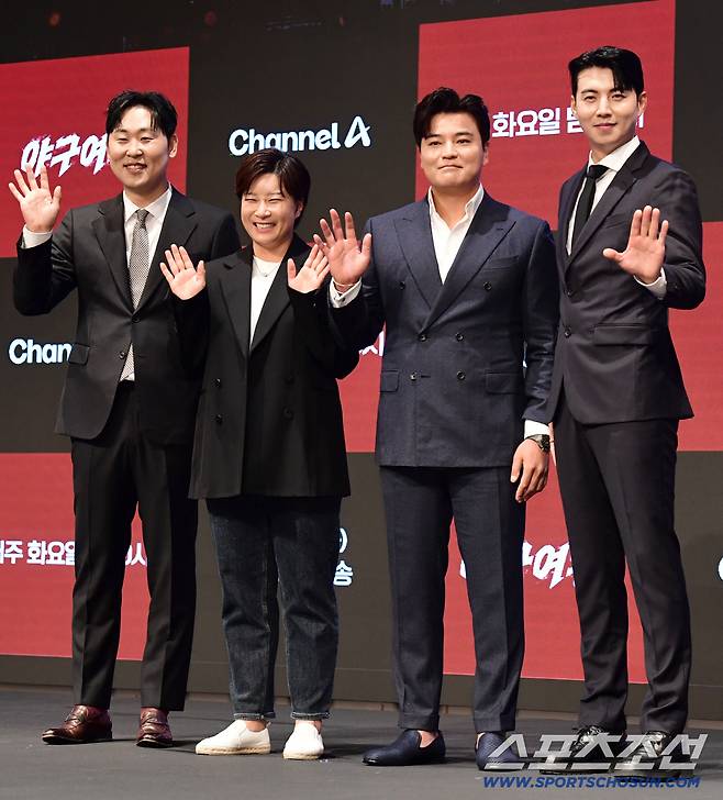 25일 신도림 더세인트 그랜드볼룸에서 채널A 예능 '야구여왕' 제작발표회가 열렸다. 포즈를 취하고 있는 야구여왕 윤석민, 박세리, 추신수, 이대형. 신도림=송정헌 기자songs@sportschosun.com/2025.11.25/