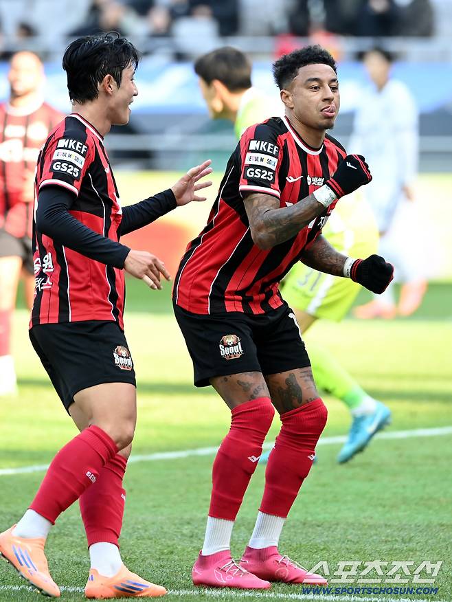 22일 서울월드컵경기장에서 열린 K리그1 FC서울과 김천상무의 경기. 서울 린가드가 동점골을 터뜨리고 기쁨을 나누고 있다. 상암=허상욱 기자wook@sportschosun.com/2025.11.22/